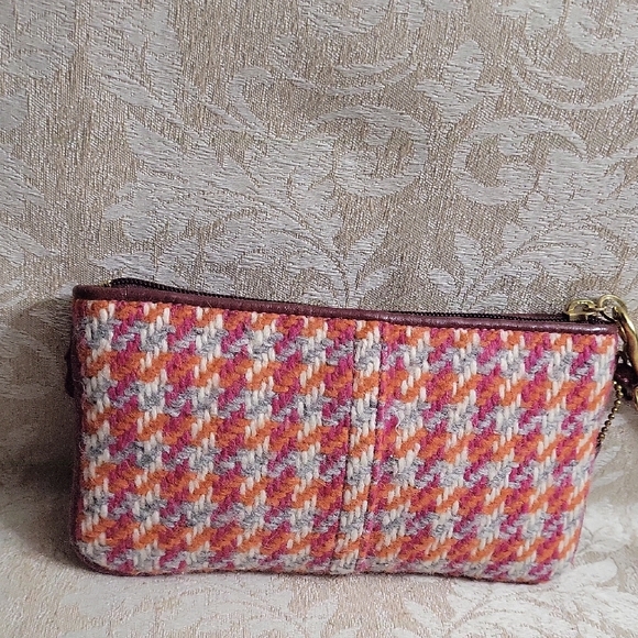 COACH HOUNDSTOOTH WRISTLET NWOT ROSETTE BROOCH